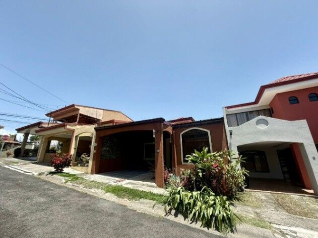Venta de casa en condominio en Mercedes Norte, Heredia. RAH 26-106  en Mercedes, Heredia — ₡ 84 000 000