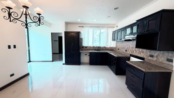 Venta casa elegante de 1 planta con gran jardín, Santo Domingo. (FE) in Santo Tomás, Santo Domingo, Heredia — $520,000 - Photo 3 of 21