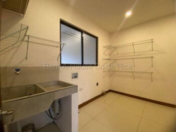 Alquiler casa moderna 4 habitaciones con jardín y techos altos #26-1832 GS en Puente De Piedra, Grecia, Alajuela — $1,350 - Foto 4 de 16