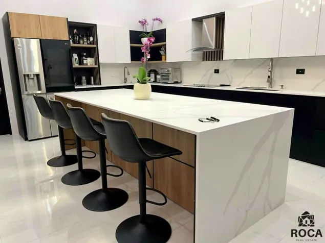 Casa con vista a la montaña en venta en Miravalles de Pérez Zeledón! en San Isidro De El General, Pérez Zeledón, San José — $550,000 - Foto 3 de 13