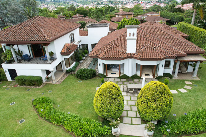 Se vende lujosa casa en Monterán, Curridabat (FAU). in Granadilla, Curridabat, San José — $1,375,000