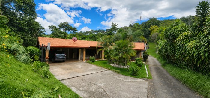 Hermosa casa amueblada de tres habitaciones  en San Miguel de Naranjo in San Miguel, Naranjo, Alajuela — $1,650