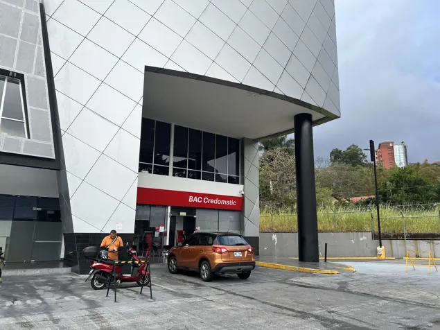 Local Comercial en una de las mejores Plazas comerciales de Escazú en Escazú, San José — $5,166 - Foto 3 de 24
