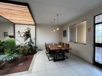 Se alquila espacioso apartamento con jardín en Escazú 26-750 en Escazú, San José — $1,100 - Foto 5 de 13