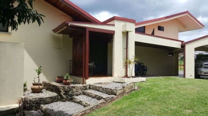 CASA EN VENTA O ALQUILER HACIENDA LOS REYES – ALAJUELA CR  en Alajuela — $380,000