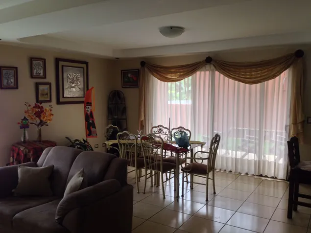 Linda casa en Residencial San Lorenzo de Flores en San Joaquín, Flores, Heredia — $250,000 - Foto 2 de 13