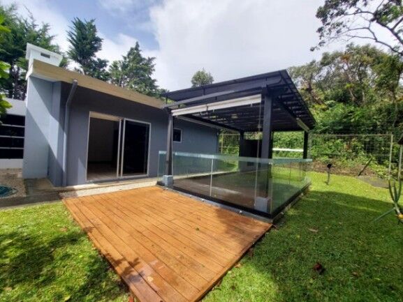 Se vende lujosa casa con amplio lote plano en Ángeles de Heredia 25-1255 en San Rafael, Heredia — $700,000