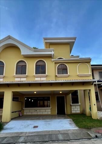 SE VENDE LUJOSA CASA EN SANTO DOMINGO, HEREDIA.  en Santo Domingo, Heredia — $290,000