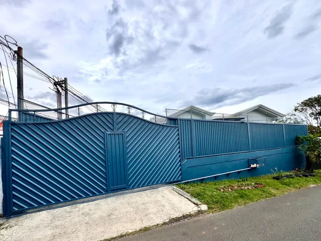 Espaciosa casa de 5 cuartos y espacios abiertos en Grecia en Grecia, Alajuela — $289,000 - Foto 3 de 33