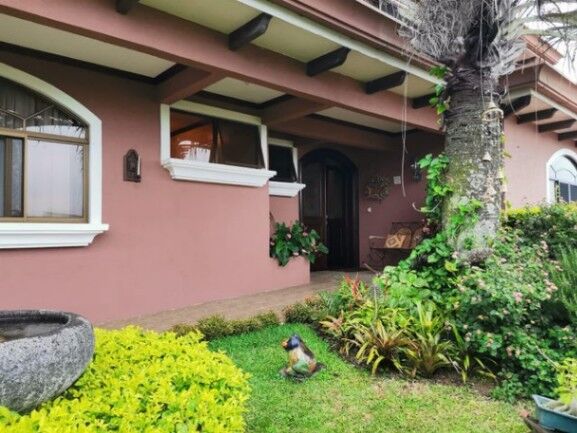 Venta de Casa en San Rafael de Escazú. RAH 23-516 Precio Negociable. en San Rafael, Escazú, San José — $390,000