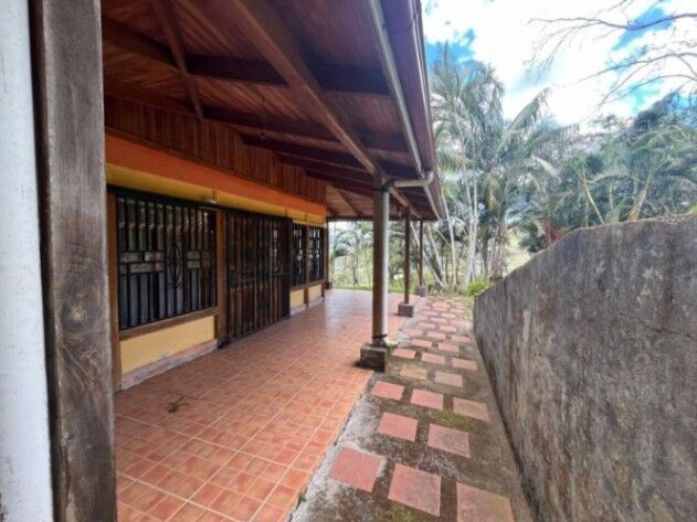 Venta de casa con lote de 3 mil M2 en Acosta Guitil 26-1273 in Guaitil, Acosta, San José — ₡ 60 000 000