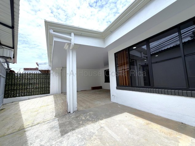 Alquiler de Casa de 3 Habitaciones en Sabanilla Montes de Oca en Sabanilla, Montes De Oca, San José — $1,590 - Foto 3 de 12