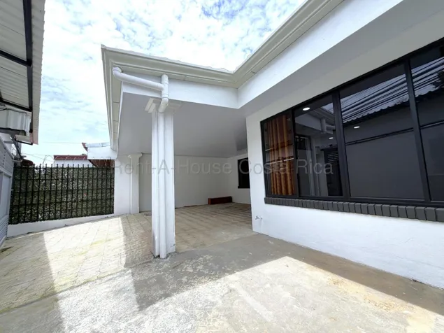 Alquiler de Casa de 3 Habitaciones en Sabanilla Montes de Oca in Sabanilla, Montes De Oca, San José — $1,590 - Photo 3 of 12