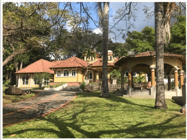 Casa de lujo con caballeriza, y terreno para desarrollo inmobiliario en Garita, Alajuela — $3,500,000