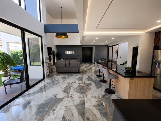 Espectacular Casa con Apartamento Independiente en Guácima, Alajuela — $680,000 - Foto 2 de 26