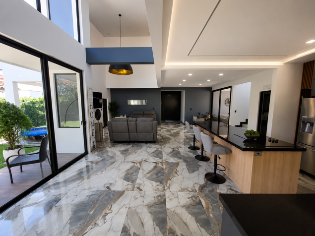 Espectacular Casa con Apartamento Independiente en Guácima, Alajuela — $680,000 - Foto 2 de 26