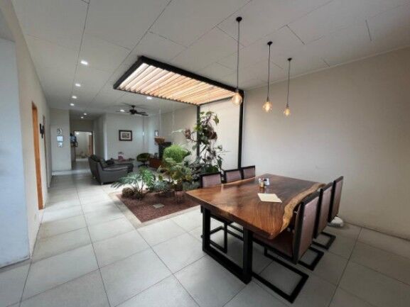 Se alquila espacioso apartamento con jardín en Escazú 26-750 en Escazú, San José — $1,100