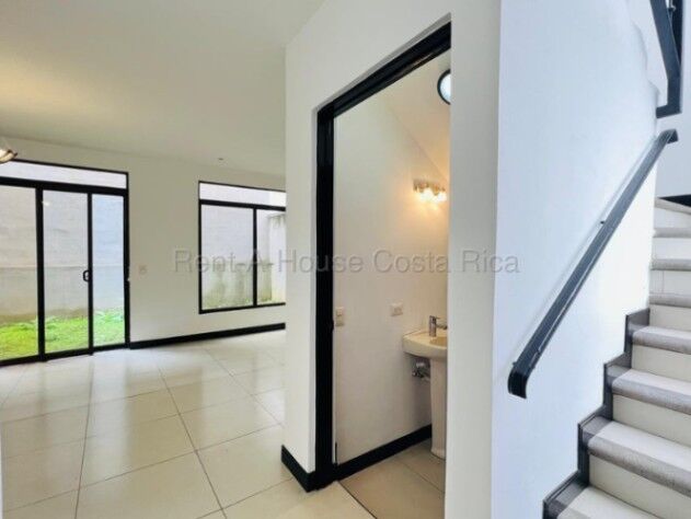 CASA EN VENTA EN HEREDIA ULLOA in Ulloa, Heredia — ₡ 108 000 000