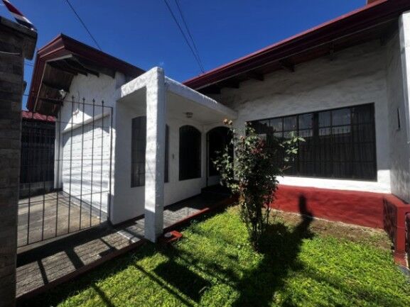 Venta de bella casa en Sto Domingo Heredia/25-282 en San Vicente, Santo Domingo, Heredia — ₡ 99 000 000