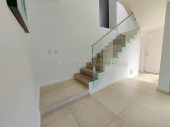 Venta de Casa de 3 Niveles en Pozos de Santa Ana. RAH 26-1497 in Pozos, Santa Ana, San José — $265,000 - Photo 4 of 20