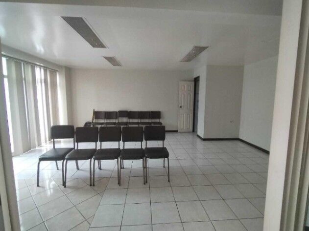 Venta de edificio comercial con 26 espacios, ascensor y parqueo #24-657 GS en Guadalupe, Goicoechea, San José — $1,500,000
