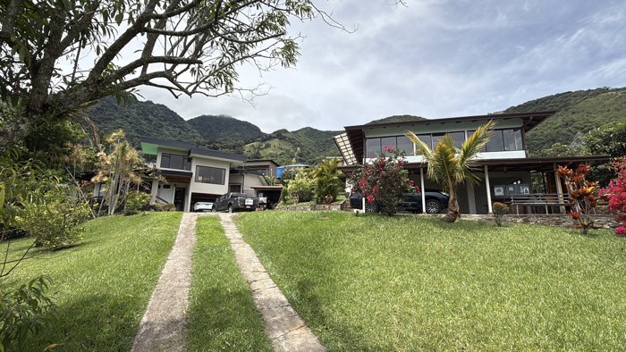 Hermosa Propiedad con dos casas y vista en San Antonio de Escazú in San Antonio, Escazú, San José — $2,050