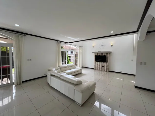 Hermosa Casa en Colinas de Montealegre Curridabat precio Oportunidad en Curridabat, San José — $795,000 - Foto 3 de 45