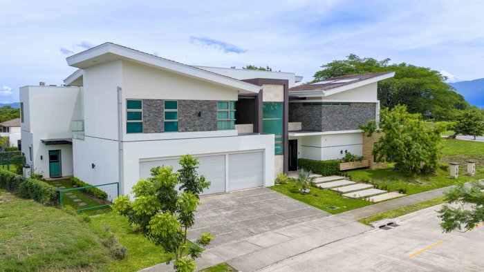 Exclusiva Residencia Familiar de Lujo en Hacienda Espinal en San Rafael, Alajuela — $1,195,000 - Foto 2 de 34