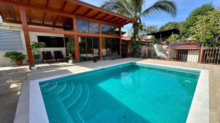 Casa estilo oasis ubicada en una area tranquila residencial en Atenas, Alajuela — $525,000