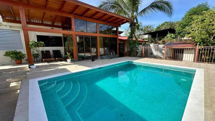 Casa estilo oasis ubicada en una area tranquila residencial en Atenas, Alajuela — $525,000
