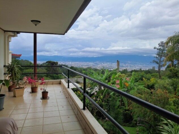 VENTA CASA EN HEREDIA CON TERRENO AMPLIO Y HERMOSAS VISTAS. en San Rafael, Heredia — $975,000