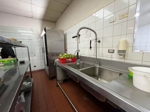 Venta de propiedad comercial adaptada para restaurante con amplios espacios #27-111 GS en Pozos, Santa Ana, San José — $1,300,000 - Foto 2 de 5