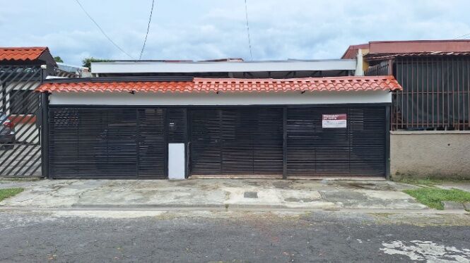 SABANILLA – casa mas apartamento en un mismo terreno in Sabanilla, Montes De Oca, San José — ₡ 118 000 000