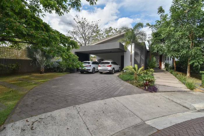 Casa de 4 Habitaciones en Condominio Exclusivo en Santa Ana en Santa Ana, San José — $1,250,000