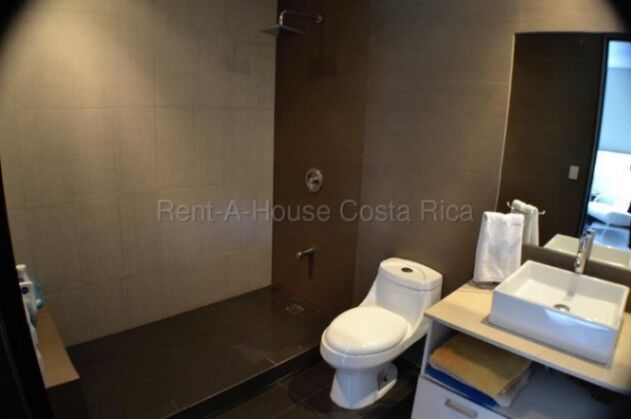 Alquiler de Apartamento en Santa Ana. RAH 26-2123 in Santa Ana, San José — $1,900
