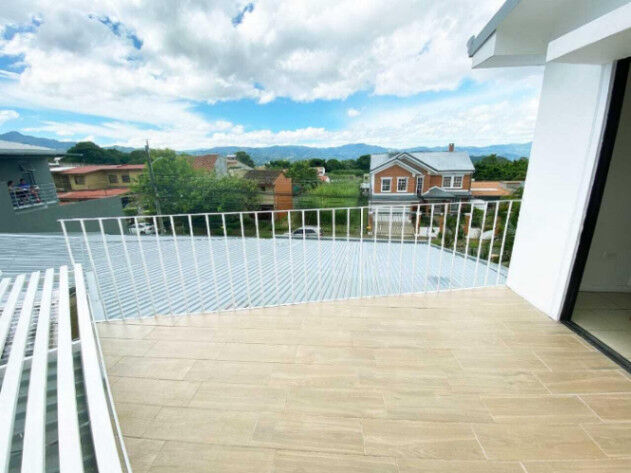 Venta de Casa Residencial con Uso de Suelo Mixto en Guayabos OFC/AD en Curridabat, San José — $370,000