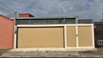 Venta casa amplia con terraza y jardín interno, Tibás. (FE)