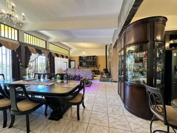 Se vende casa de lujo con amplio lote en Ángeles Heredia 23-2410 en Ángeles, San Rafael, Heredia — $550,000