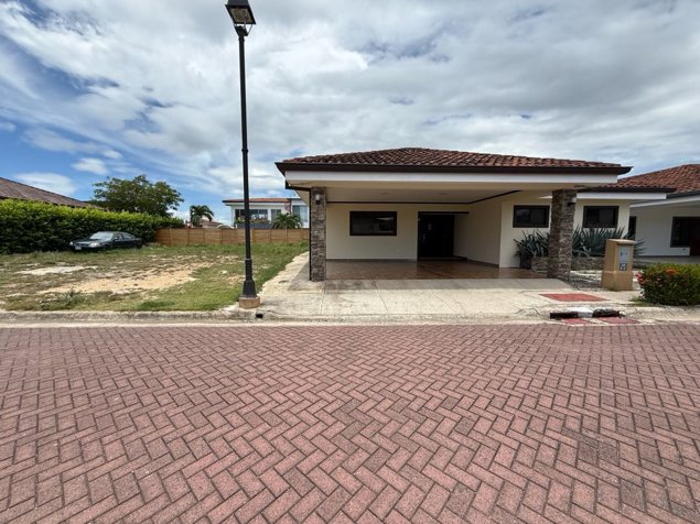 CASA EN VENTA Condominio Parque del Encino Liberia, Guanacaste en Liberia, Guanacaste — $320,000