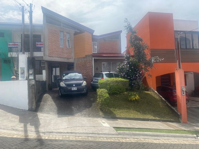 Casa en venta en Lomas de Montes de Oca – 4 habitaciones, terraza y jardín en San Rafael, Montes De Oca, San José — ₡ 115 000 000