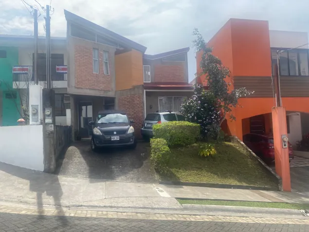 Casa en venta en Lomas de Montes de Oca – 4 habitaciones, terraza y jardín en San Rafael, Montes De Oca, San José — ₡ 115 000 000