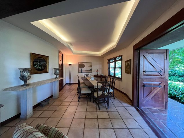 Venta de casa rodeada de naturaleza en amplio terreno #26-200 GS en Brasil, Santa Ana, San José — $900,000 - Foto 2 de 8