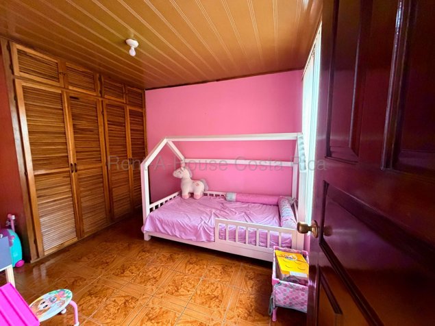 Venta de casa con amplio terreno en San Pedro de Barva #26-1973 GS en San Pedro, Barva, Heredia — $290,000 - Foto 3 de 11