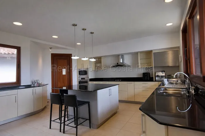 Venta de residencia de lujo con vistas al golf y lago en Granadilla #26-1500 GS en Granadilla, Curridabat, San José — $1,590,000 - Foto 2 de 9