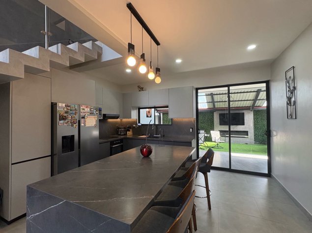 Se vende casa en condominio de lujo cerca del aeropuerto en Guácima, Alajuela — ₡ 195 500 000 - Foto 3 de 15