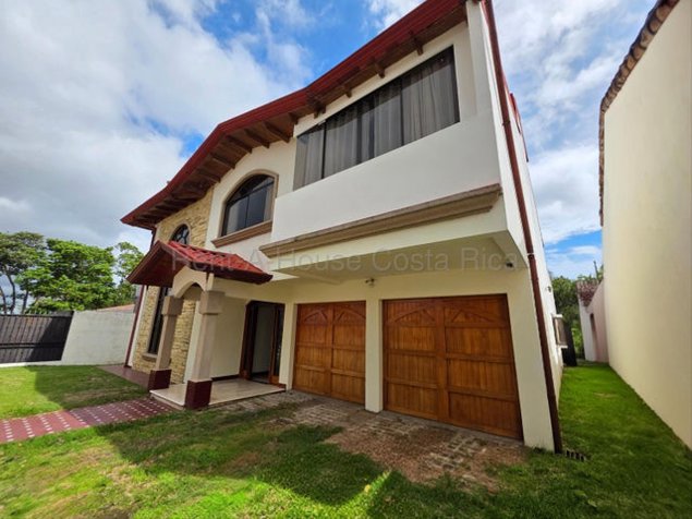 Venta de Exclusiva Casa de Lujo en Granadilla, Curridabat / Mls. 27-97 OFC JB in Granadilla, Curridabat, San José — $650,000