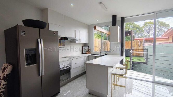 Venta de Casa en Montes de Oca-Sabanilla. RAH 26-2272 in Sabanilla, Montes De Oca, San José — ₡ 99 000 000