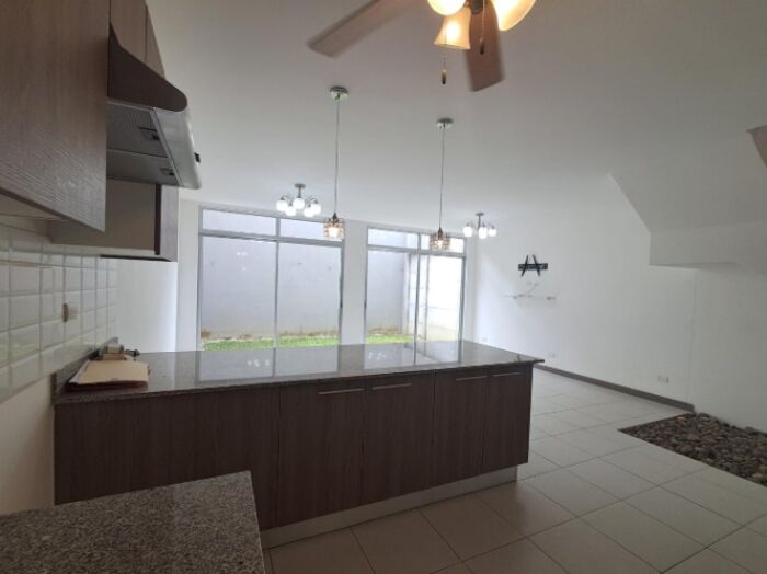 Venta casa en Heredia con 3 habitaciones y patio. in San Miguel, Santo Domingo, Heredia — $250,000