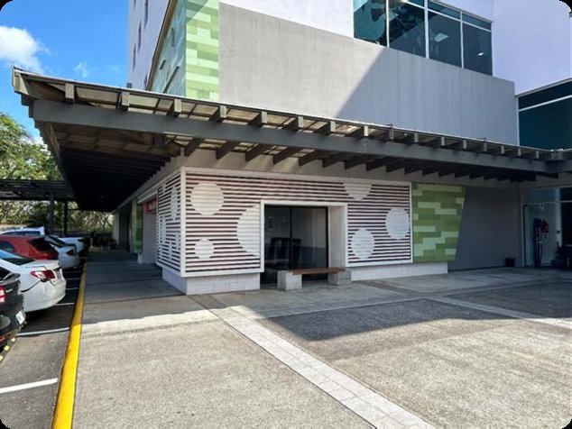 Local en alquiler en reconocida Plaza Comercial en Heredia en Heredia — $26,404