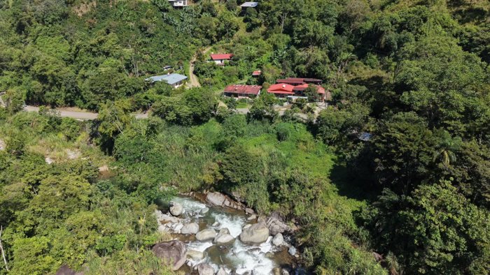 SE VENDE TERRENO IDEAL PARA PROYECTO RESIDENCIAL O REFUGIO TURISTICO FRENTE AL RIO en Rivas, Pérez Zeledón, San José — $50,000 - Foto 2 de 10